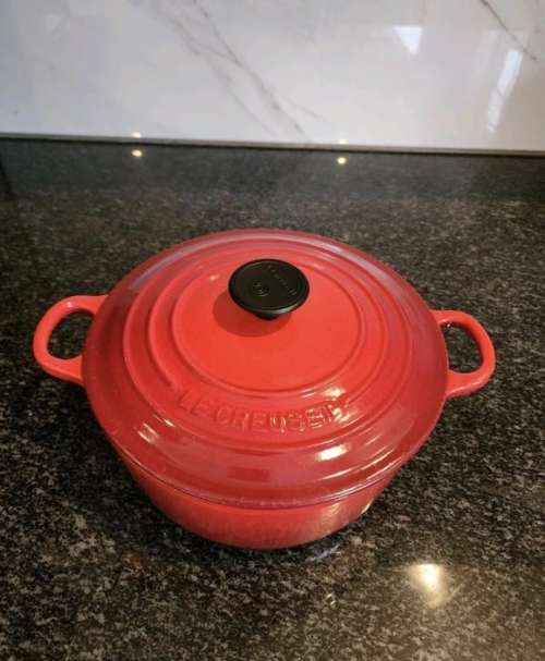 Le Creuset Signature 2.4L Round Casserole Pot