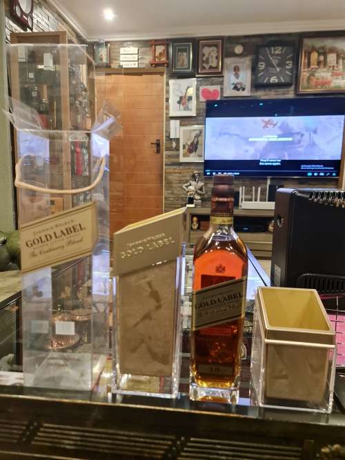 Johnnie Walker Gold Label The Centenary Blend 18 Year Old Ice Pillar