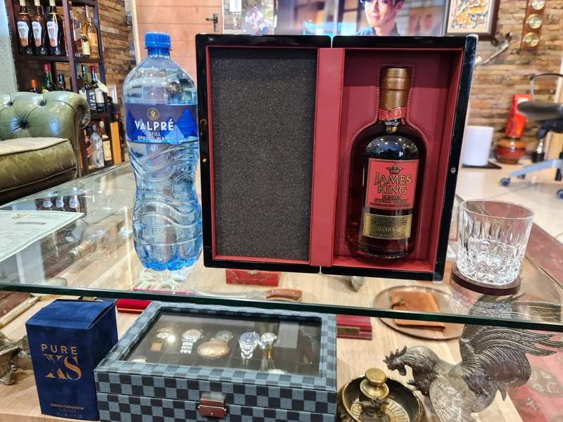 James King 40 Yo Blended Scotch Whisky in Wooden Gift Box