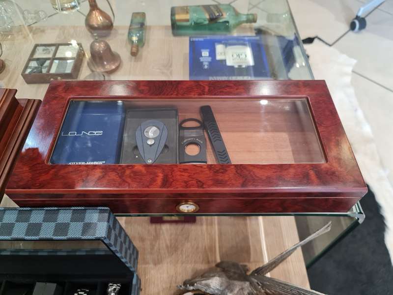 Cigar Humidor Glass Top for 25 Cigars with 6 Fresh Cigars