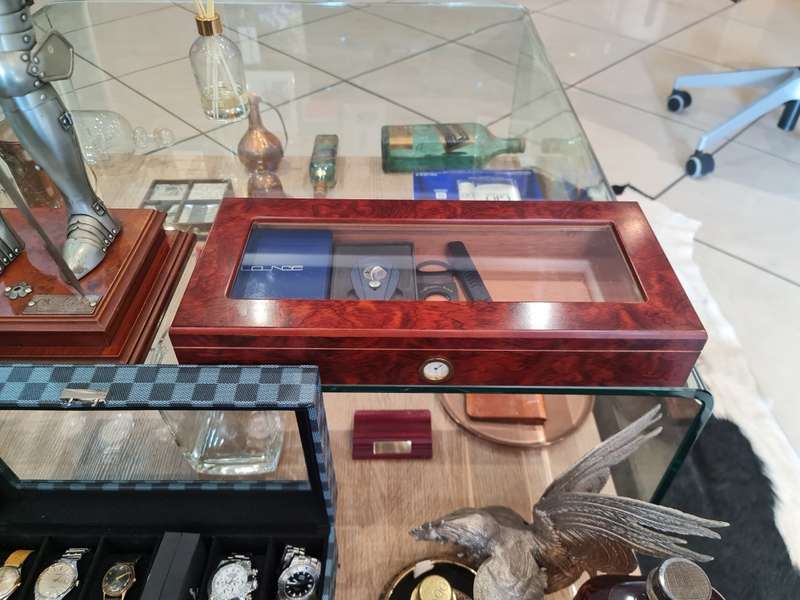 Cigar Humidor Glass Top for 25 Cigars with 6 Fresh Cigars