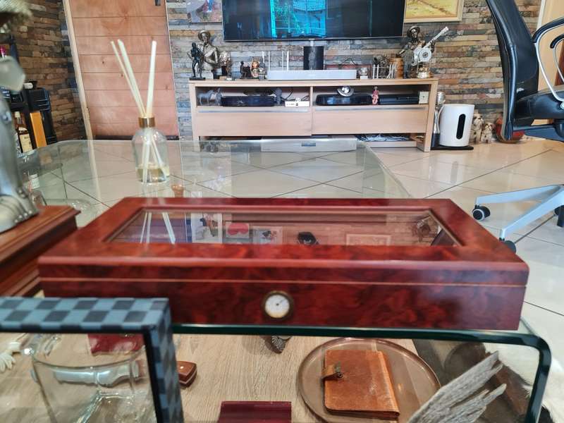 Cigar Humidor Glass Top for 25 Cigars with 6 Fresh Cigars