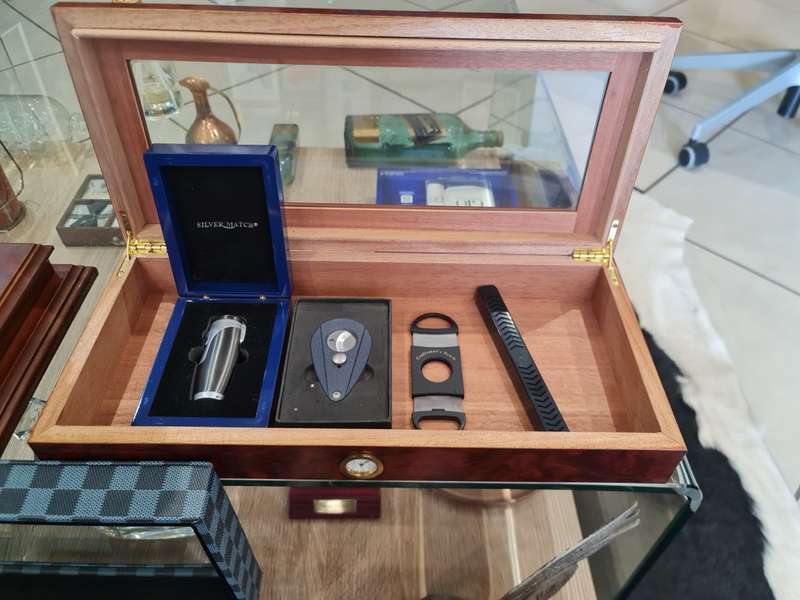 Cigar Humidor Glass Top for 25 Cigars with 6 Fresh Cigars