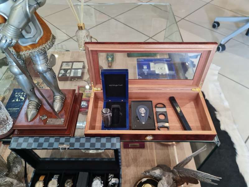 Cigar Humidor Glass Top for 25 Cigars with 6 Fresh Cigars
