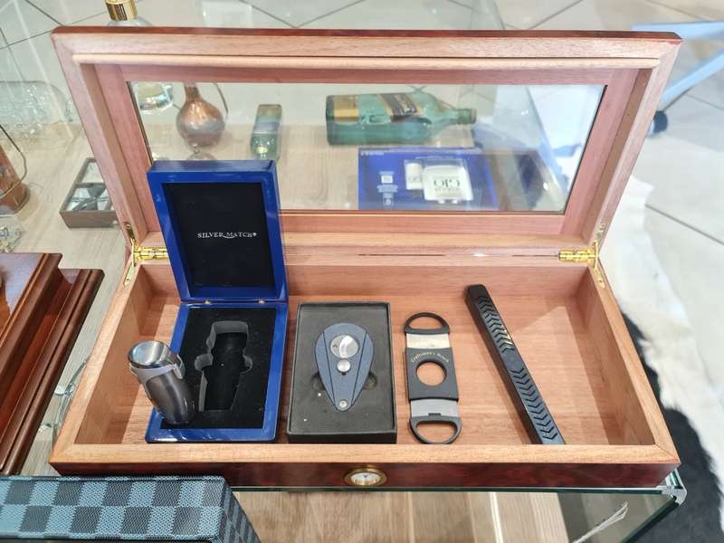 Cigar Humidor Glass Top for 25 Cigars with 6 Fresh Cigars