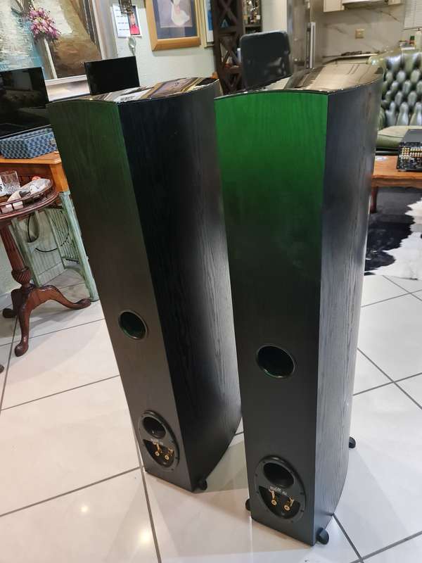 Fantastic Jamo C809 High End Floorstanding Loudspeakers
