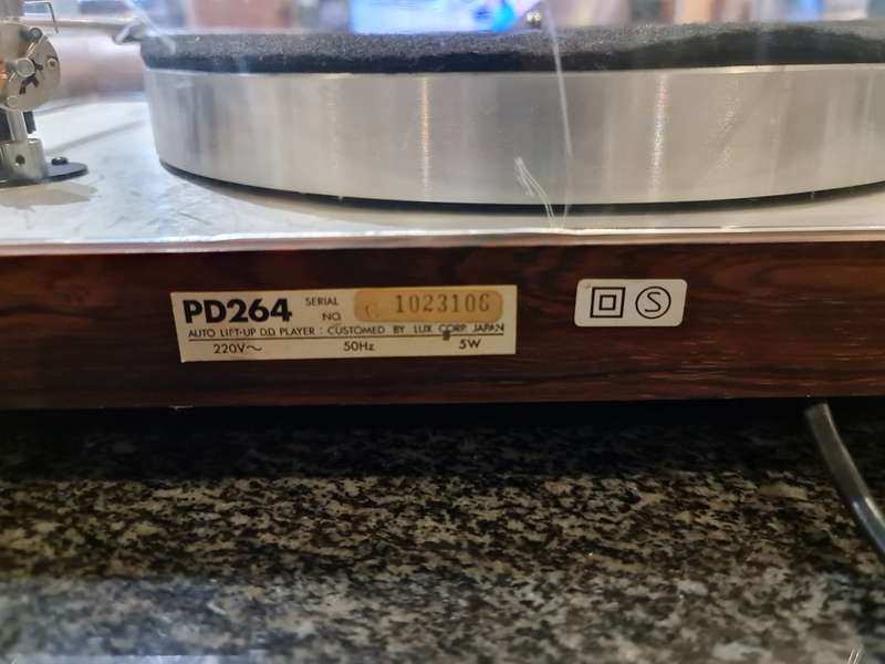 Luxman PD264 Auto Lift-Up Direct Drive Turntable with Goldring 1040 High-End Cartridge