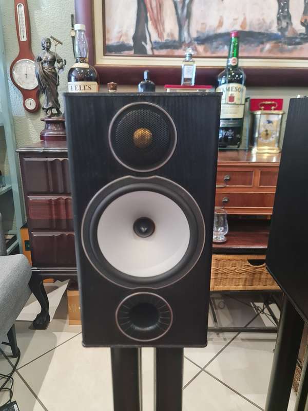 Monitor Audio Bronze 2 Bookshelf Speakers and Stands
