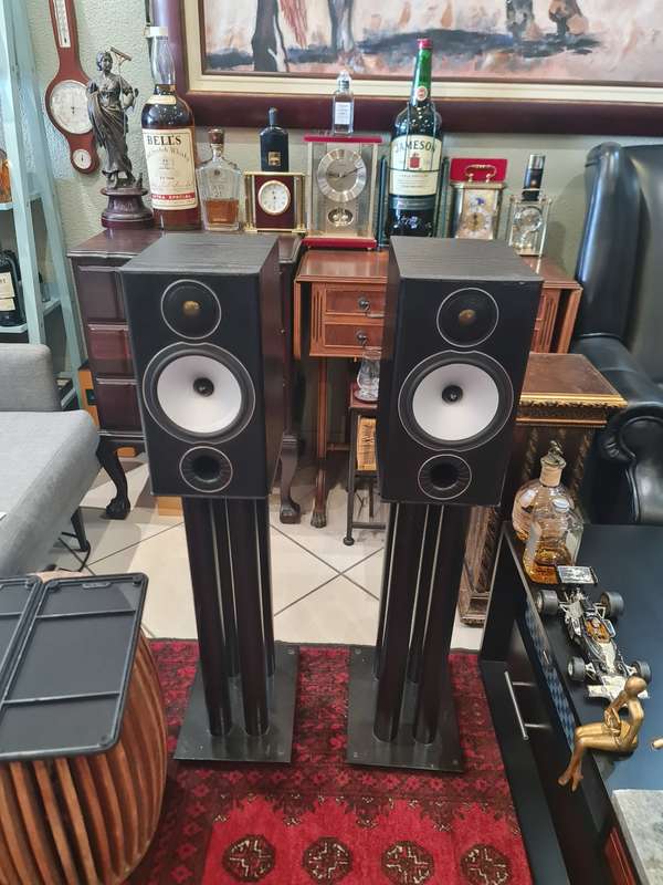 Monitor Audio Bronze 2 Bookshelf Speakers and Stands