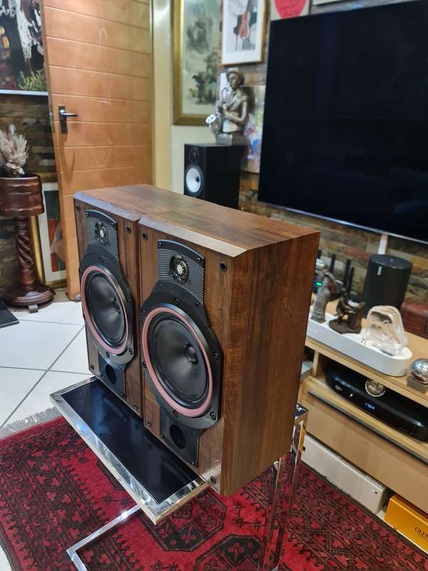 Bowers and Wilkins DM 310 Speakers