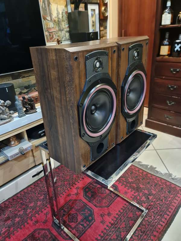 Bowers and Wilkins DM 310 Speakers