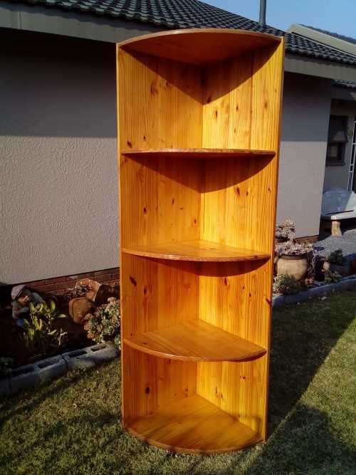 Corner shelf unit