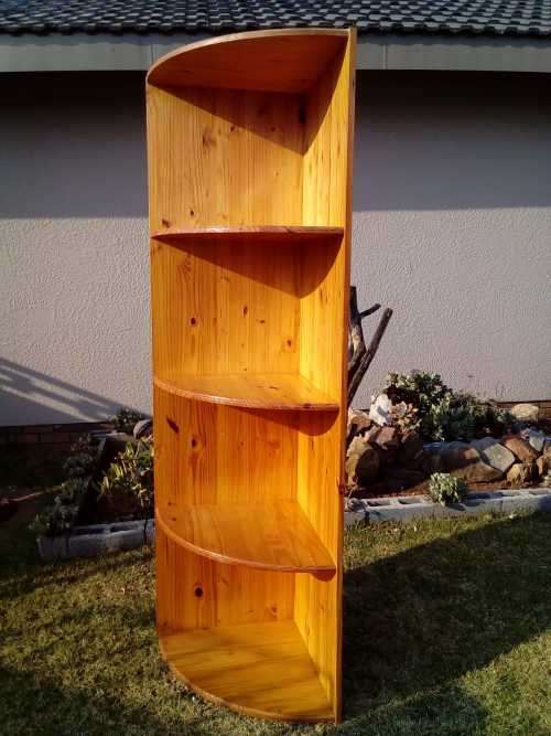 Corner shelf unit