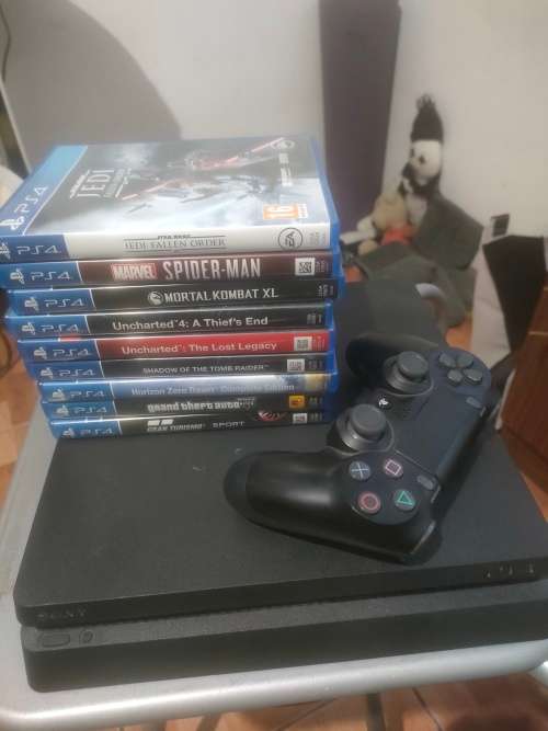 Playstation 4 500gb + 1 controller + 9 games and 3 month membership