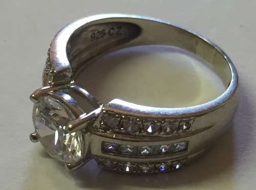 ***BARGAIN*** 925 STERLING SILVER FASHION LADIES RING SIZE 9 (FREE SHIPPING)