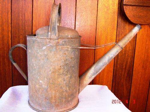 WATERING CAN 2.5 GALLONS