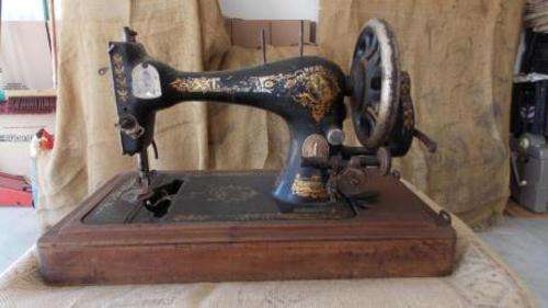 SINGER SEWING MACHINE WORKING CONDITION