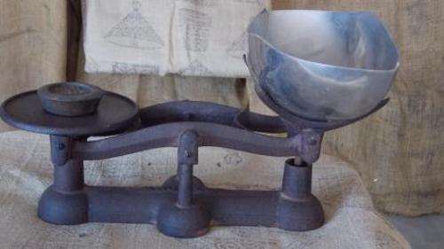 VINTAGE KNOWLES SCALE WITH ONE 1LB AVERY WEIGHT