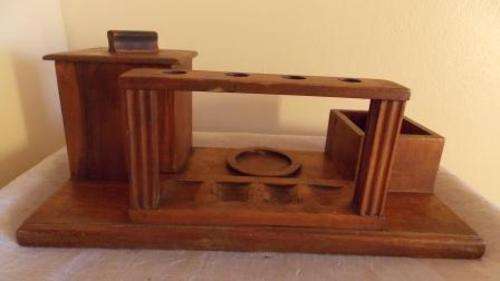 SOLID WOOD PIPE AND ACCESSORY STAND (3 PIPES AND PIPE CLEANERS INCLUDED)