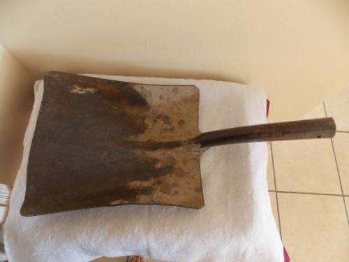 VINTAGE SOUTH AFRICAN RAILWAYS LASHER AFRICAN SHOVEL DATED 1964