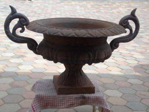 VINTAGE CAST IRON URN/PLANTER/FLOWER POT - BEAUTIFUL