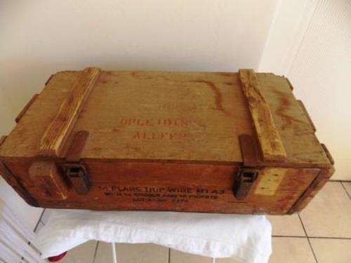 EMPTY WOODEN BOX FOR 14 FLARE TRIP WIRES WITH 14 SPOOLS & 16 PICKETS