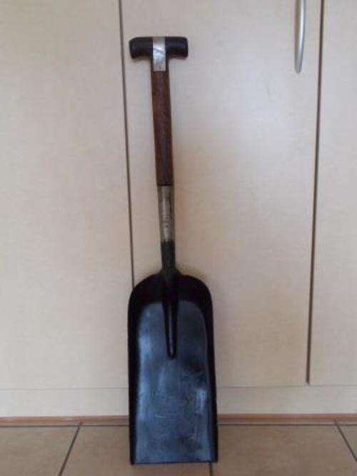 SOUTH AFRICAN RAILWAYS FIREMAN'S SPADE