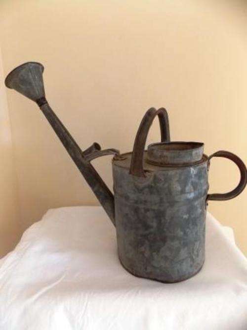 WATERING CAN WITH NOZZLE HOLDER
