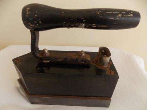 VINTAGE ELECTRIC IRON IN WORKING CONDITION!