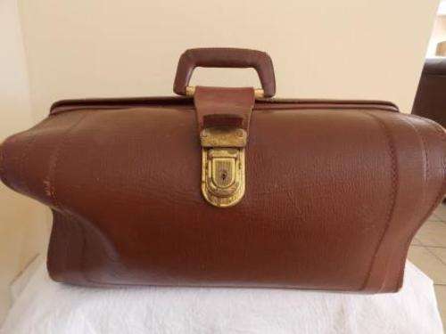 GENUINE LEATHER CASE MARKED ON THE INSIDE SAVD/SATS