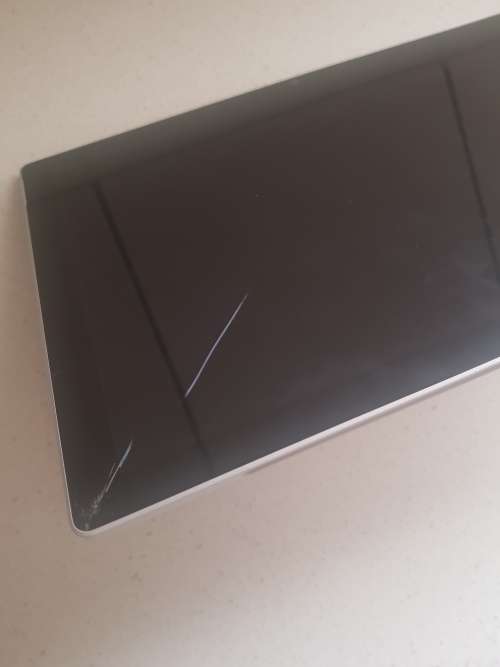 Microsoft Surface Pro 1796 ** Core i7 7660U**16GB Ram**512SSD HD ( Cracked Glass )