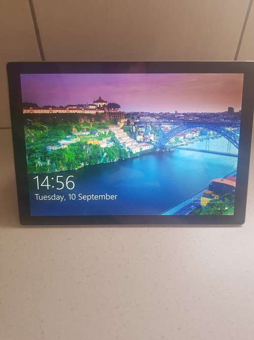 Microsoft Surface Pro 1796 ** Core i7 7660U**16GB Ram**512SSD HD ( Cracked Glass )