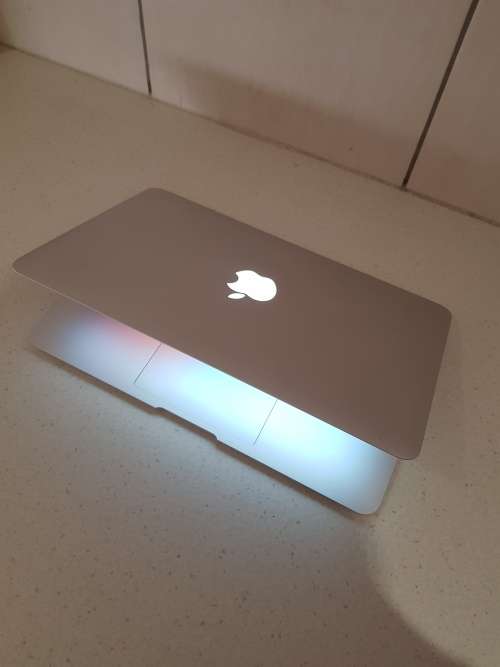 Apple MacBook Air Core i5 2015 Model **128SSD ** 4GB Ram** 11 inch display**