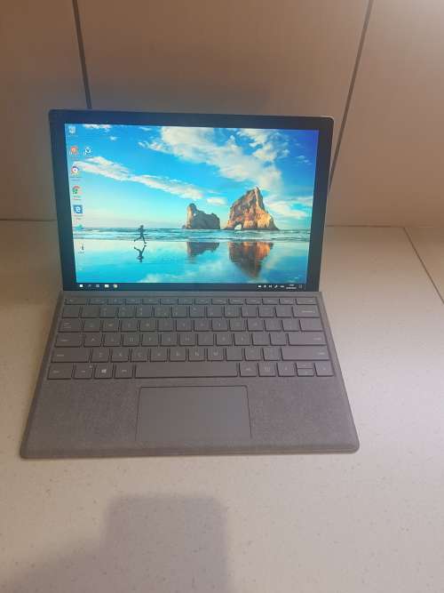 Microsoft Surface Pro 5 ** Core i5 7300U**4GB Ram**128SSD HD ( Cracked Glass but working 100% )