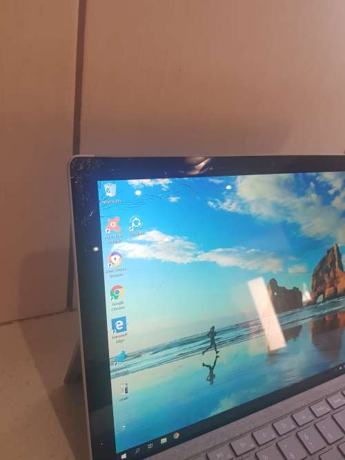 Microsoft Surface Pro 5 ** Core i5 7300U**4GB Ram**128SSD HD ( Cracked Glass but working 100% )