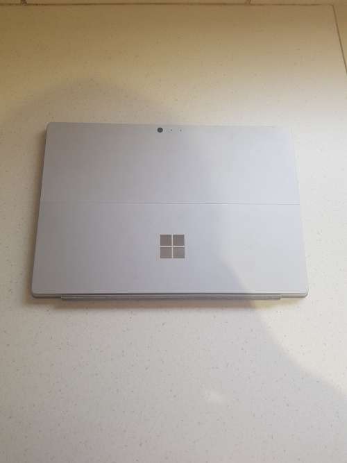 Microsoft Surface Pro 5 ** Core i5 7300U**4GB Ram**128SSD HD ( Cracked Glass but working 100% )