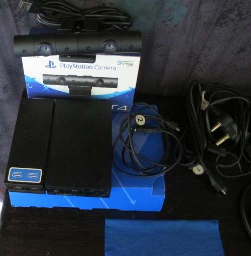 PS4 VR HEADSET COMBO INCLUDING CABLES WITH CAMERA and MOVE CONTROLLERS