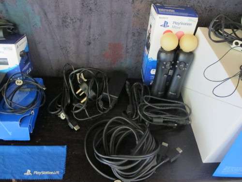 PS4 VR HEADSET COMBO INCLUDING CABLES WITH CAMERA and MOVE CONTROLLERS