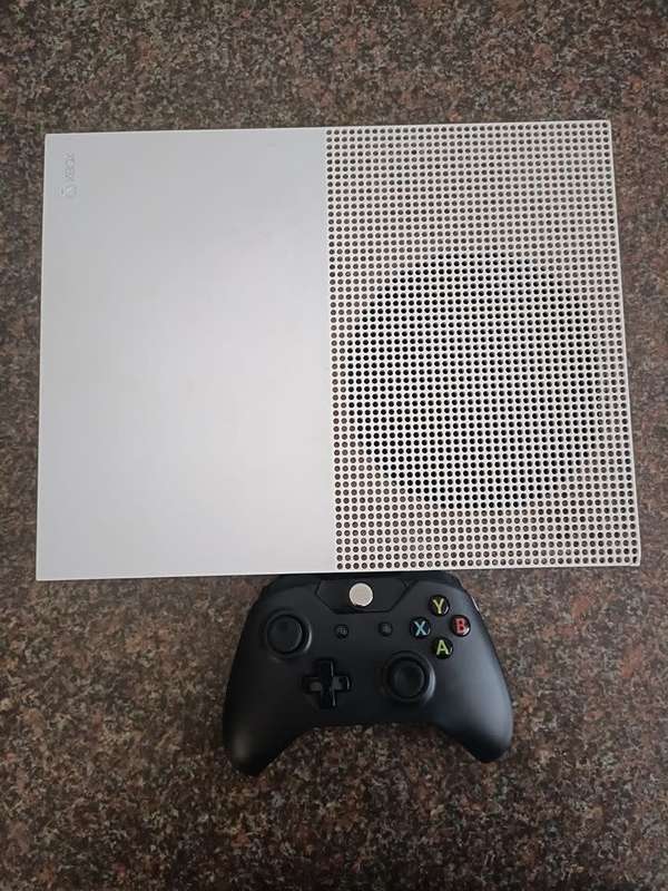 MICROSOFT XBOX ONE S (1TB)