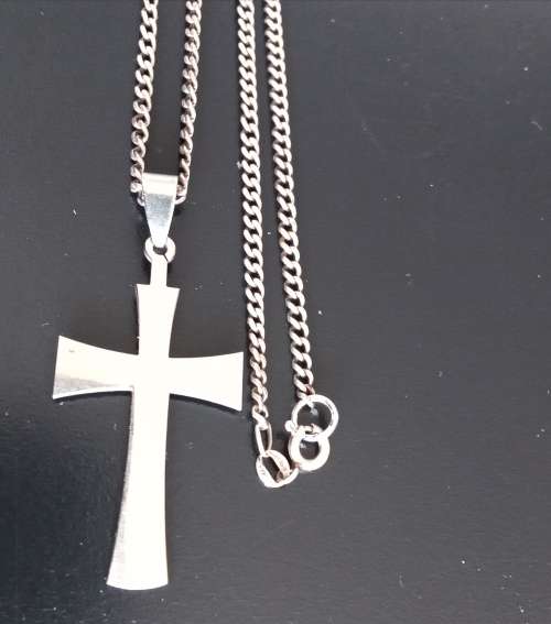 Sterling silver necklace (925) with Stainless steel Cross Pendant. Lenght of necklace 57cm. 12.25g
