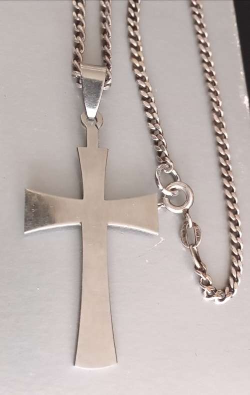 Sterling silver necklace (925) with Stainless steel Cross Pendant. Lenght of necklace 57cm. 12.25g
