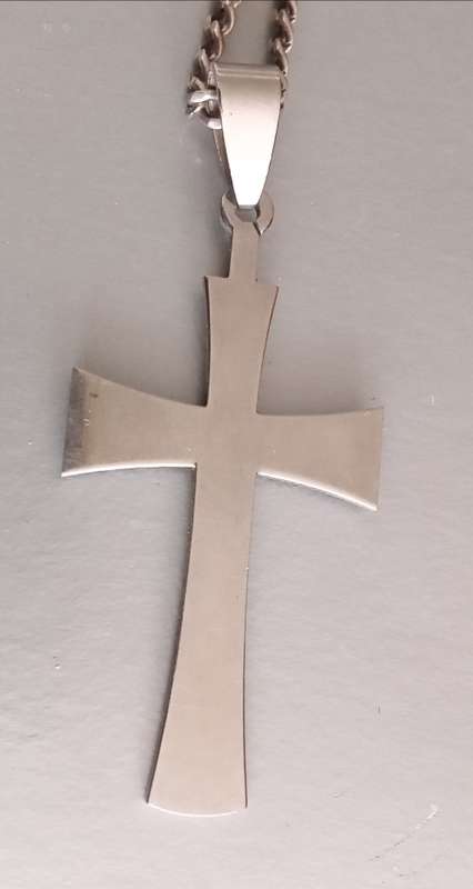 Sterling silver necklace (925) with Stainless steel Cross Pendant. Lenght of necklace 57cm. 12.25g