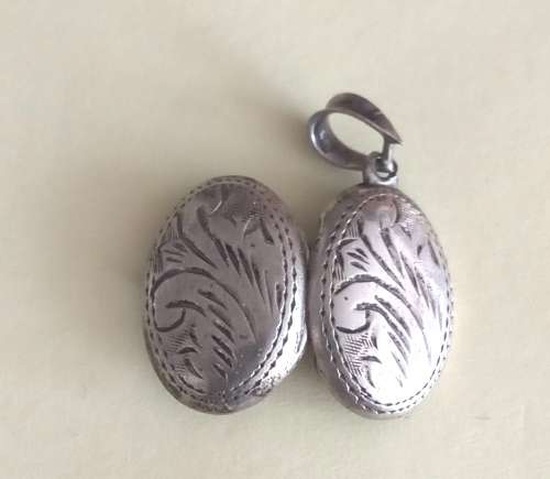 Sterling silver locket pendant. Lenght 2cm. Width 1.7cm.