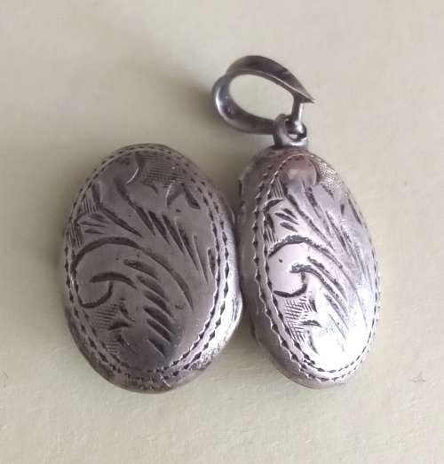 Sterling silver locket pendant. Lenght 2cm. Width 1.7cm.
