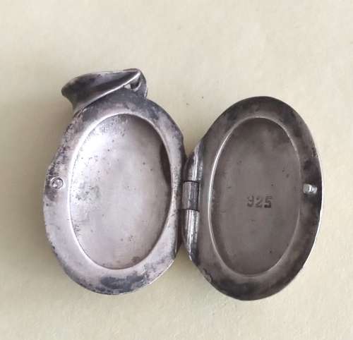 Sterling silver locket pendant. Lenght 2cm. Width 1.7cm.