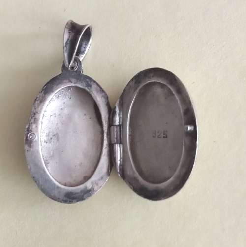 Sterling silver locket pendant. Lenght 2cm. Width 1.7cm.