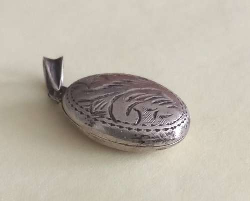 Sterling silver locket pendant. Lenght 2cm. Width 1.7cm.