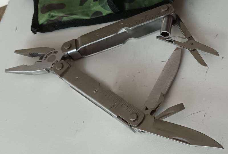 FOLDABLE UTILITY KNIFE STAINLESS STEEL