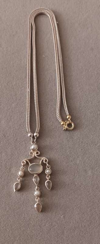 Sterling Silver & 18ct Gold Moonstone & Pearl Necklace. 10.68g