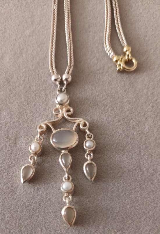 Sterling Silver & 18ct Gold Moonstone & Pearl Necklace. 10.68g